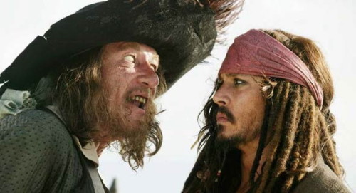 thejbieberlove:

Capitão Barbossa: O mundo já foi um lugar muito melhor. 
Capitão Jack Sparrow: O mundo continua o mesmo, só há menos razões para se viver nele. 
