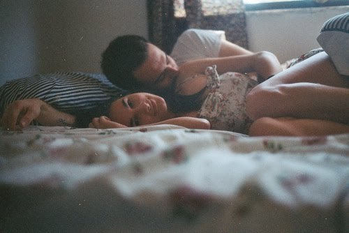 Queria dormir com você, não pelo sexo ou coisa assim, apenas para poder acordar no outro dia dizendo “Bom dia amor, eu te amo”