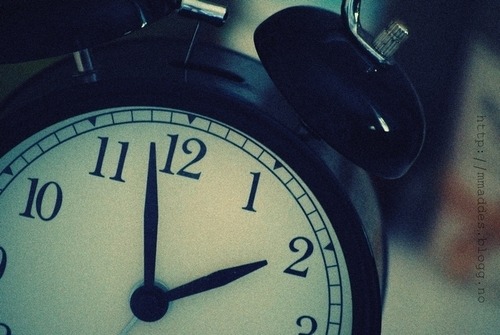 girlinlovewithjesus:  Deus não tarda, Ele apenas é pontual conforme o relógio dEle e não o seu. (Eclesiastes 3.1) 