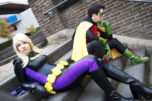 monkeyscandance:

Batgirl: aigue-marine
 
Robin: me
 
Photgrapher: Franky
 
Finally my costume fulfills the purpose it was planned for: to be worn with my Batgirl ♥

Gosh, laying down in that suit was difficult. 8D