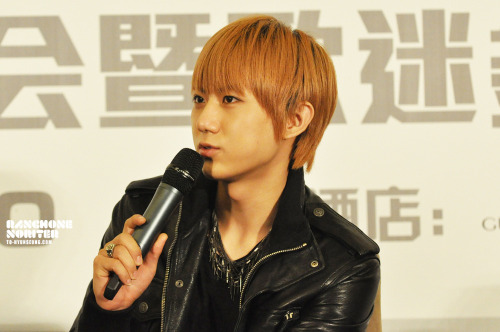 beastout:

Credits; 란초네놀이터 (www.to-hyunseung.com)
※ PLEASE TAKE OUT WITH PROPER CREDITS. PLEASE DO NOT  EDIT/ALTER IMAGES. LOGO CAN ONLY BE CROPPED/REMOVED IF IMAGE IS FOR  PERSONAL USE/REFERENCE.

BEAST @ Press Conference &amp; Fan-sign in Shanghai, China (110730): Hyun Seung ^^
