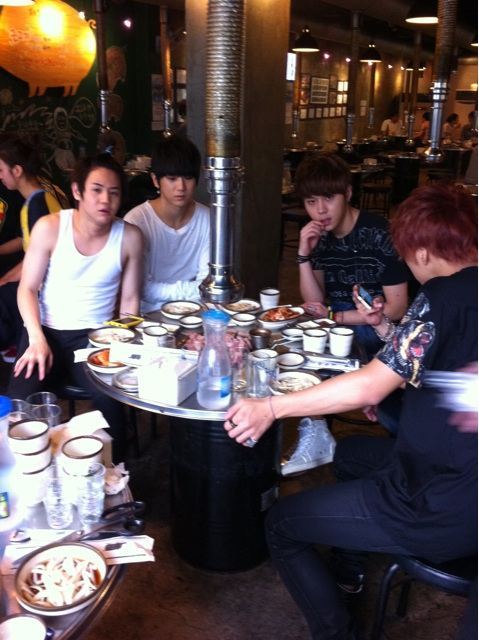 [TWITTER] Beast at a Restaurant (?)

Credits: Jinho, Choi (@B2ST74) at Twitter