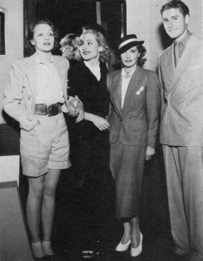 oldfilmsflicker:

hollywoodsgoldenage:

Marlene Dietrich, Carole Lombard, Lili Damita, and Erroll Flynn

I CAN’T HANDLE THIS
