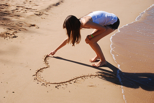 As ondas do mar podem apagar os desenhos na areia, mas não apagam as lembranças do meu coração :) 

(tumblr: miacollucci)
