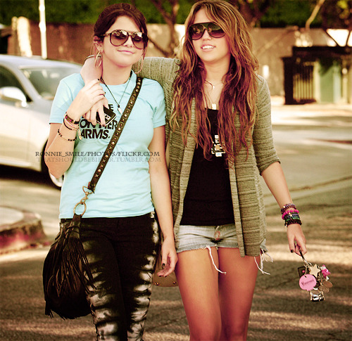 Miley &amp; Selena in Studio City, shopping at Royal Dutchess.