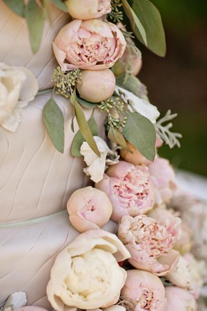 Dusty pink peony wedding cake super style for a vintagethemed wedding 
