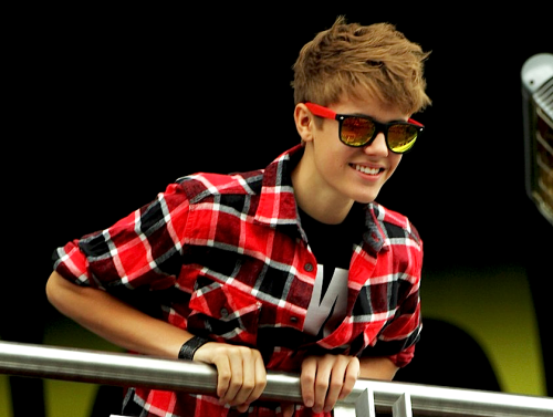 officiallyjustinbieber:  justinandderekbieber:  This makes the sxciest wallpaper  This is my new favourite photo of Justin! 