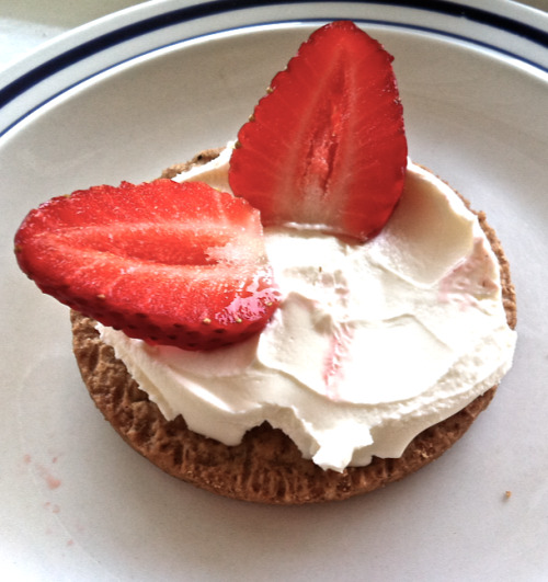 Healthy Imitation Strawberry Shortcake!
The other day I felt like having something cute, pretty and yummy to eat. So I made little delicate Strawberry Shortcakes. I used a wholewheat biscuit for the base and some 80% reduced fat Philadelphia Cream Cheese (love the stuff) and a few strawberry slices! It tasted SO yummy and clean&#8230;Give it a try! 
