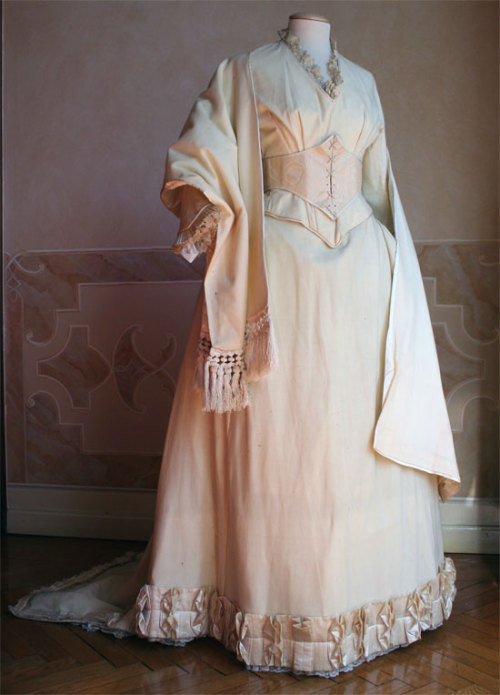 Wedding dress ca 1870 Abiti Antichi
