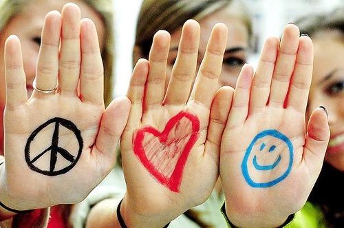 Paz,amor e felicidade são três coisas essenciais na vida .