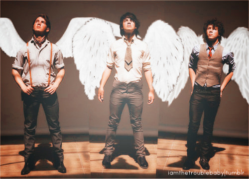 staystrongandflywithme:

JONAS OUR ANGELS ♥
