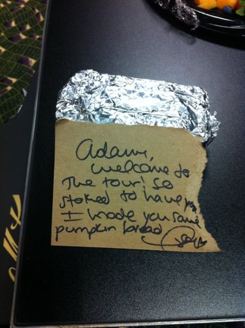 countrylovingkrystal:  Taylor Swift left a note for Adam Brand in his dressing room, and some pumpkin bread! :) 