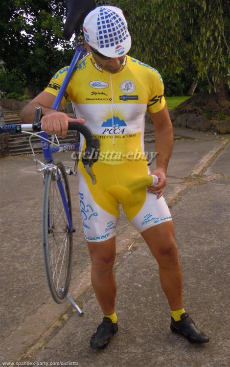 A very nice cyclist bulge Reblogged 4 months ago from krazyraysbulgeparade 
