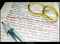 Você sabia que o anel de casamento é colocado no dedo anelar da mão  esquerda, por que é o único dedo que tem uma veia ligada ao coração?