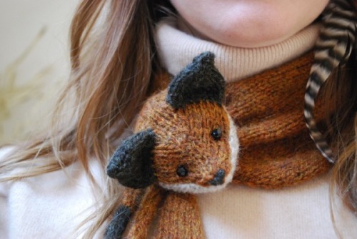 givethemme:

Mini Fox Stole by Tiny Owl Knits
Knitting Pattern US$5.50

rókakomát a nyakamba.