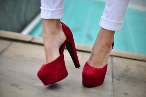 one thing i adore are red heels and white pants!