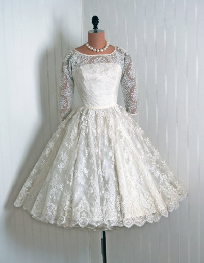 Vintage Lace Wedding Dresses on Vintage 50s Cahill Chantilly Lace Wedding Dress    380