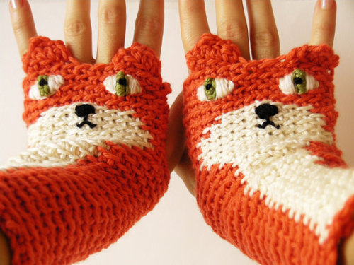 Under the handle Pomber, Budapest-based crafter Olívia Kovács crochets unique fingerless gloves depicting adorable woodland creatures in her collection, Original Animal Fingerless Glove.  Each set of gloves were inspired by animals Kovács spied, including bears, owls, foxes, lions, and more.  Keep your arms cozy with these sweet accessories this way, and have an animal-sighting of your own — albeit a crafty one! — below. 