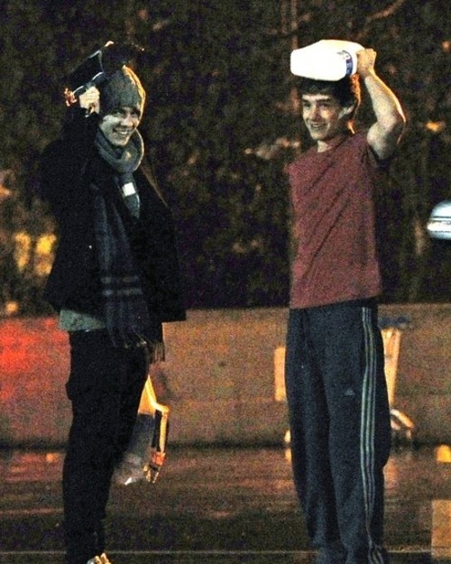 Harry and Liam caught in the rain :P