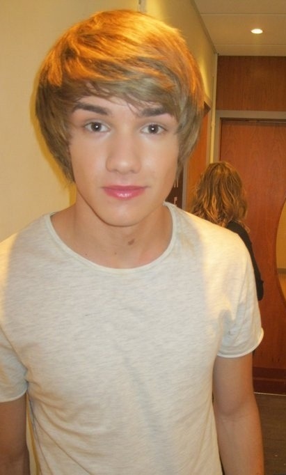 Liam with all his makeup on :&#8217;)