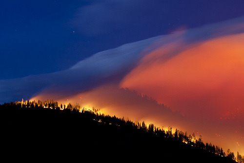 connipti0n:

West Riverside Fire crests a ridge (by daniel-barton) i wanna see it myself
