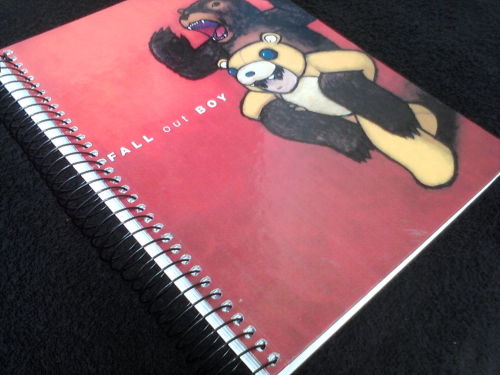 Caderno do Fall Out Boy, apenas postando para vocês verem.Enfim, já escolheu o seu? (:
