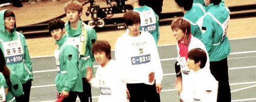 kyunq:


Hoya and Woohyun dancing along as fans sang Paradise, and getting side-eyed by Junhyung.

#b2st is judging you
