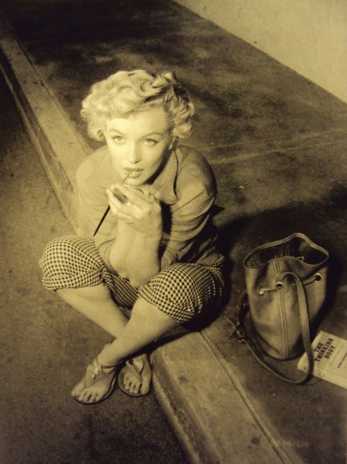 
Não me alimento de &#8220;Quases&#8221;, não me contento com metade. Nunca serei sua meio amiga ou seu meio amor&#8230; É tudo ou nada!!

Marilyn Monroe
