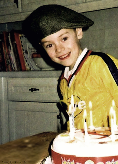 infatuatedwith1d:

bobfly:

Harry exactly 11 years ago, celebrating his 7th Birthday! :)

OMG YOU ADORABLE CHILD♥
