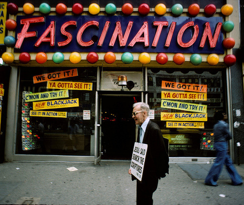 La ciudad produce lugares fascinantes. 
Fotografía de Nueva York en la década de 1980.