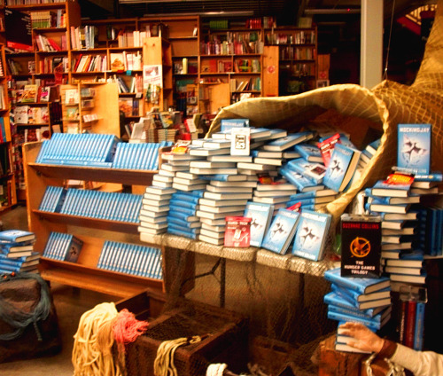 whyhowclovely:

holoways:

modernmiracle:

Bookstore, you’re doing it right

HOW AMAZING IS THAT?


