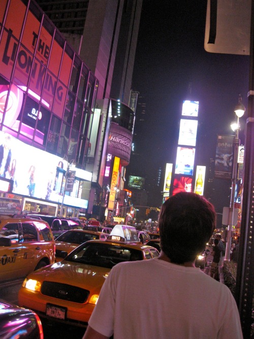 Ana Hernández
La figura de mi hijo recortando Time Square. Para mí era el primer viaje a NY, acabábamos de dejar las maletas en la 26 con la 5º y comenzó el asombro que no me abandonarías los cinco días que estuvimos allí&#8230;