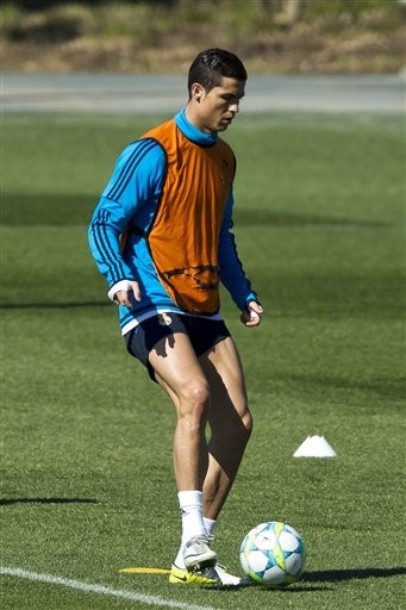 Cristiano + a football = ♥
Training 13.03.2012(via Photo from AP Photo)
