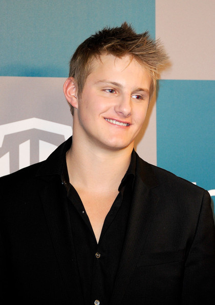 Am I the only one who think that Alexander Ludwig kinda looks like Mr