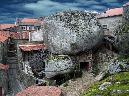 (via Monasanto – Portugal’s Town of Boulders » Design You Trust – Design and Beyond!)