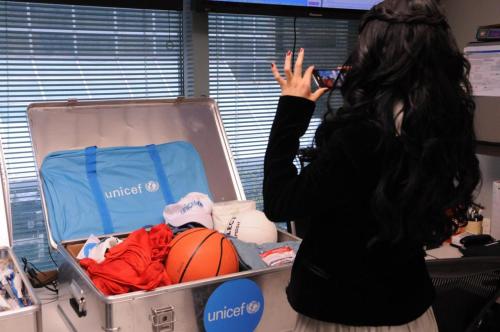  @selenagomez: Taking a pic during my visit at @UNICEF offices with @UNICEFUSA team to learn about emergencies. How cool is this kit for children displaced by disasters? 