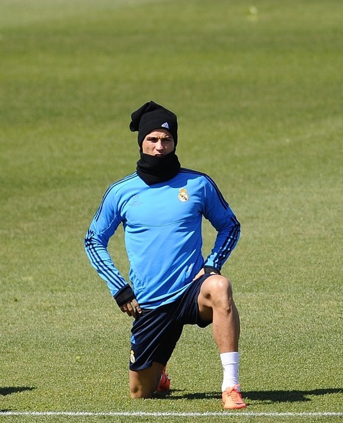 Winter outfit, but shorts? Nice, just show off your legs :o)
Last training in Valdebebas before travelling to Munich, 16.04.2012&#160;(via Photo from Getty Images)