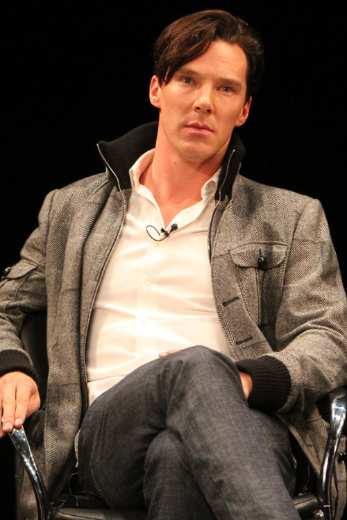 
Benedict Cumberbatch at a preview screening for Sherlock Series 2



There&#8217;s just something about Benedict Cumberbatch. And it&#8217;s that something that means we can&#8217;t wait to see Sherlock Series 2: A Scandal In Belgravia in full when it hits our TV screens later this month. We snapped the star looking his hot inquisitive self at a Q&amp;A after a special screening of the new shows in New York yesterday.


http://www.glamourmagazine.co.uk/celebrity/pictures-today/2012/05/03/benedict-cumberbatch-sherlock-series-2-ny-screening