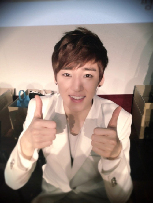 Can’t wait for the next program? Here’s a photo of Kevin from last week’s fansign at Ilsan♥^0^