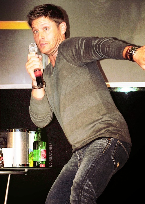 cwhroswell: porcelainsmilesplasticfaces: winchesterlicious: brianscalabrine: lidiaelf: Jus in Bello II Con 2011 credit All I need is a beat that’s super bumpin!And for you, you, back it up and dump it! I’M SORRY, BUT I’M TOO MESMERIZED BY THAT LITTLE HOLE ON THE BACK OF HIS JEANS WHERE YOU CAN SEE PART OF HIS ASS DAT ASS XD What the hell is happening in this picture?! 