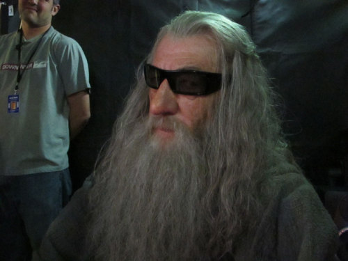metrotronics:

fuckyeahlotrcast:

Ian McKellen in 3D glasses on...