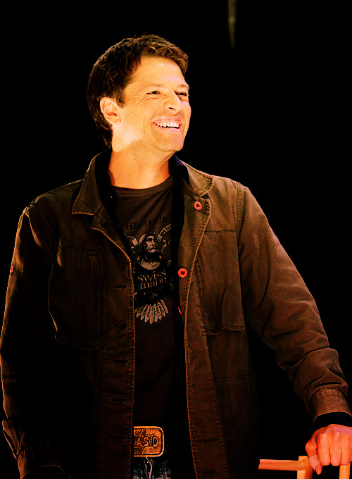 castiel-theunicorn: camuizuuki: oh-my-godstiel: run-i-am-a-psycho-stalker-and-i: mishasminions: MISHA, YOU ARE DRUNK. LOOK AT YOUR JACKET. IT IS INSIDE-OUT. Looks like Jensen’s. Absolutely lovely. and that’s the belt from that hot photo shoot DAT BELT 