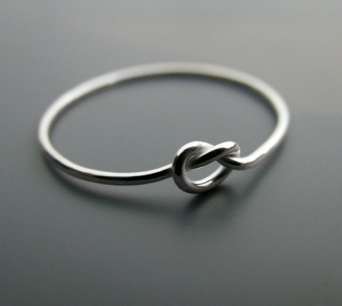 positivityyy: oceannnavenue: A “knot” ring. The ring symbolizes a knot that is not quite tied yet, but has all intentions of being tied. A promise ring. I love my love knot :) 