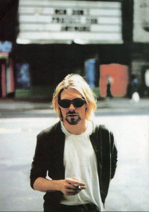 nirvananews:

“The duty of youth is to challenge corruption.” - Kurt Cobain.

Heart Of Stone:

Traduzindo&#8230;
&#8220;O dever da juventude é desafiar a corrupção.&#8221; - Kurt Cobain
