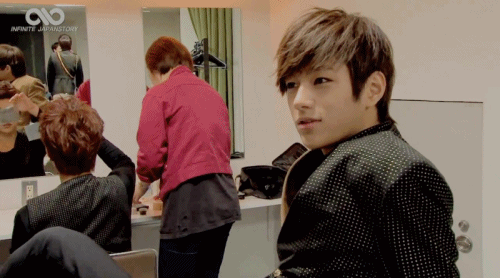 musingtragedy:   What are you doing in the background , Sungyeol?~  L.O.L 