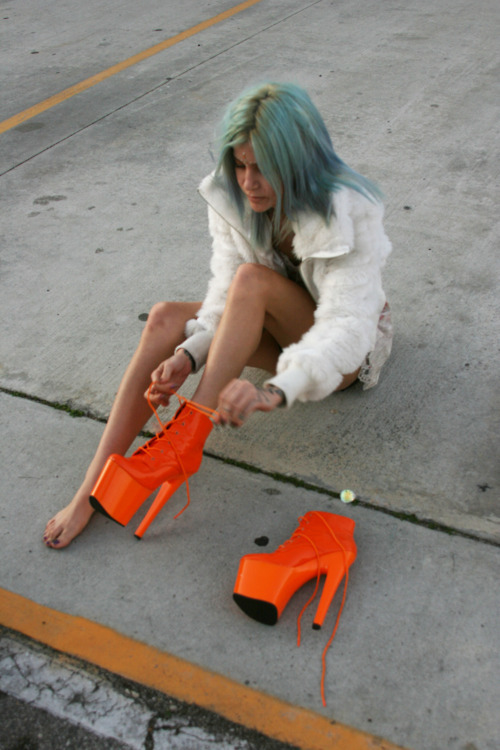 e-mptinesss: kerli has those shoes except kerli has them in pink. 