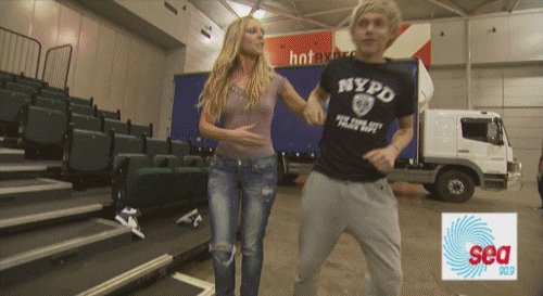 niallerandhistalkingshoe: onedirectionownsmysexlife: love-in-onedirection: manliest thing I’ve ever witnessed omg Niall water you doing. Omfg, Niall. You need help. 