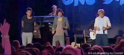 walkingin-onedirection: awkward dance moves featuring One Direction lol at Zayn casually stripping on stage 